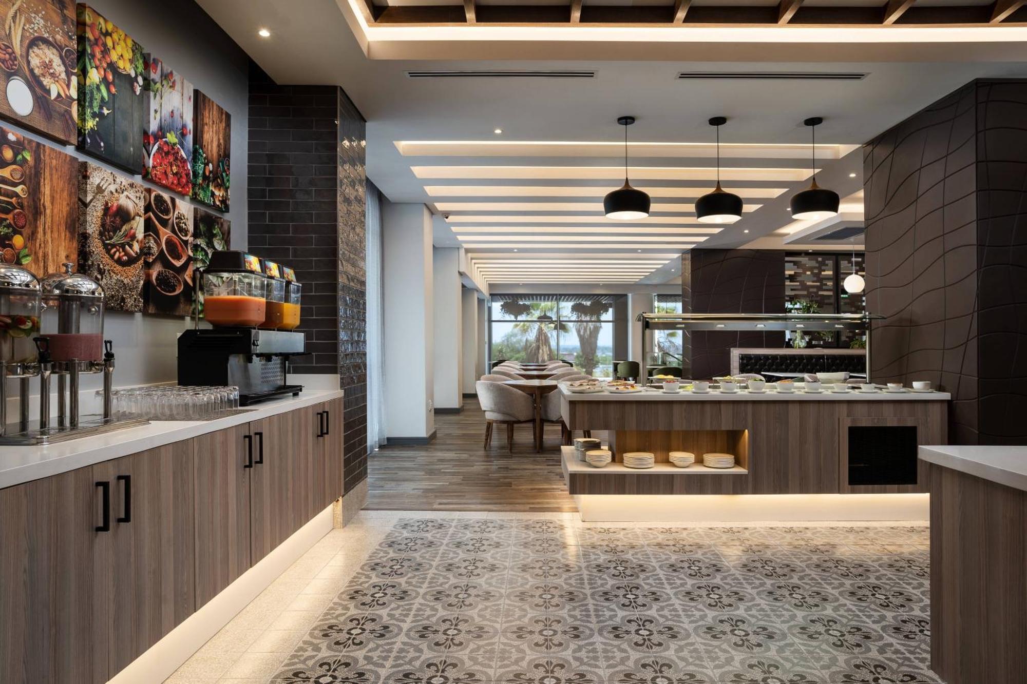 Protea Hotel by Marriott Johannesburg Wanderers Exterior foto