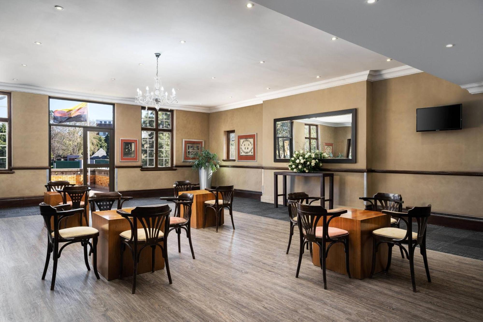 Protea Hotel by Marriott Johannesburg Wanderers Exterior foto