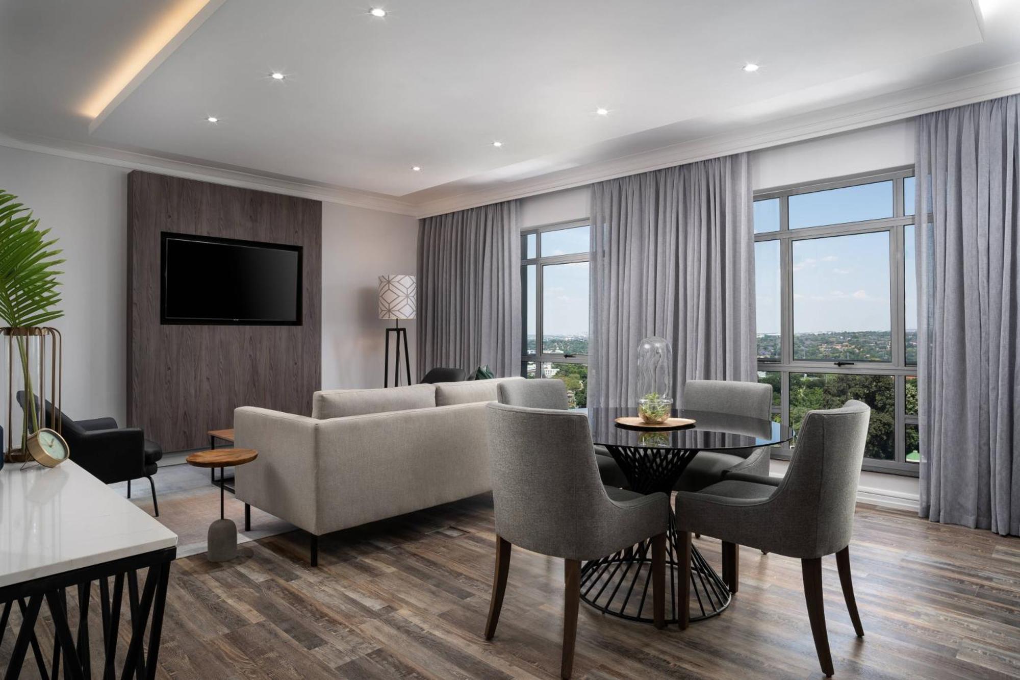 Protea Hotel by Marriott Johannesburg Wanderers Exterior foto